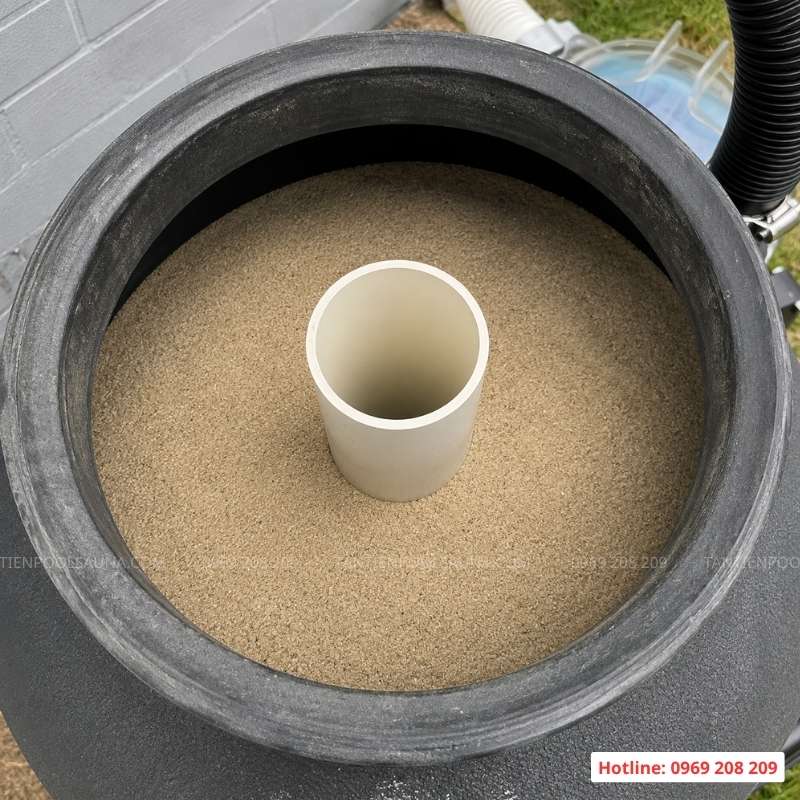 Đổ cát lọc vào bình lọc