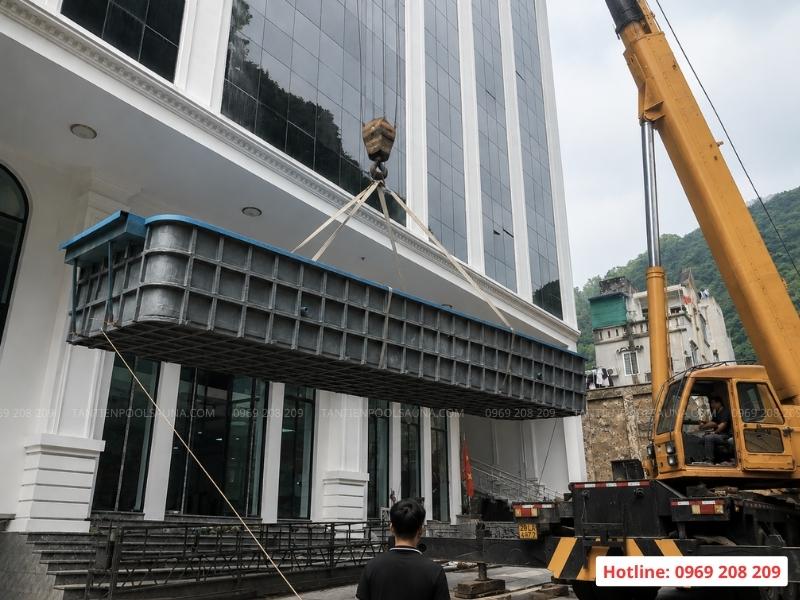 Bể bơi bê tông và bể bơi composite nên chọn loại nào? Cẩu bể bơi composite lên tầng thượng