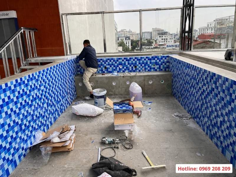 Bể bơi bê tông và bể bơi composite nên chọn loại nào? Dán gạch mosaic bể composite