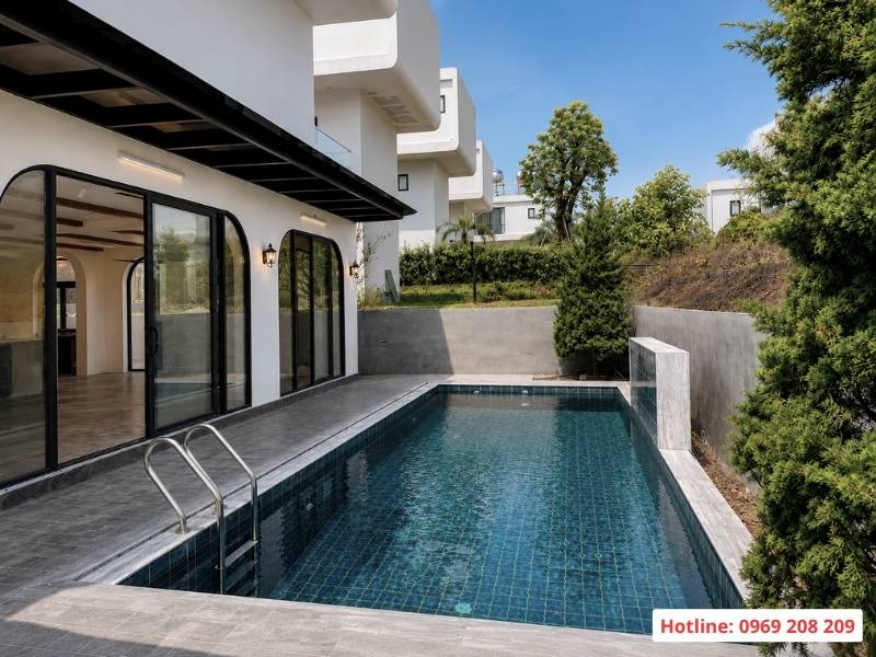Bể bơi bê tông và bể bơi composite nên chọn loại nào? Bể bơi villa Legacy Hill Hoà Bình