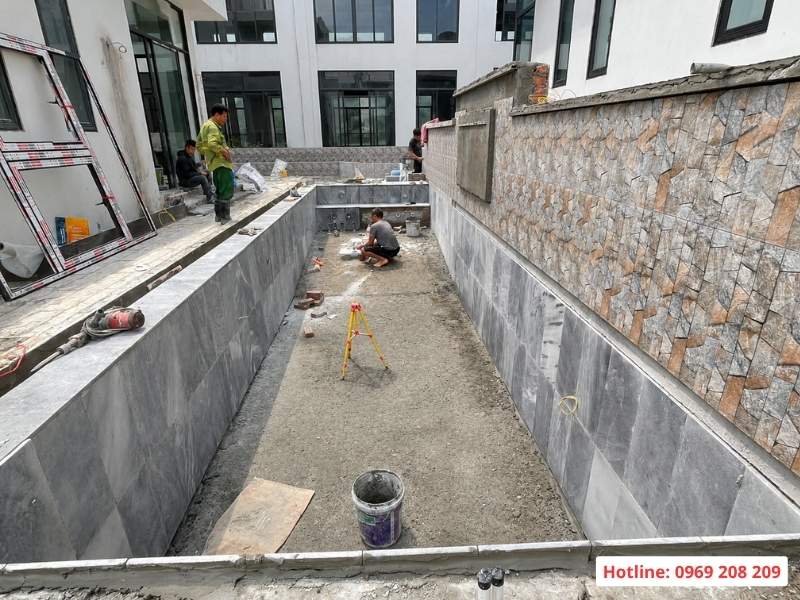 Bể bơi bê tông và bể bơi composite nên chọn loại nào? Ốp lát bể bơi bê tông villa