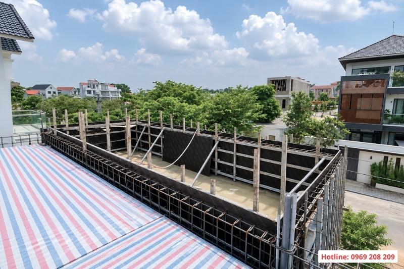 Bể bơi bê tông và bể bơi composite nên chọn loại nào? ghép cốp pha bể bơi tầng thượng