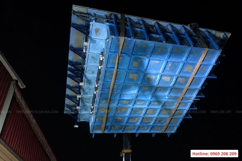 Bể bơi bê tông và bể bơi composite nên chọn loại nào? Cẩu bể sục composite lên tầng thượng