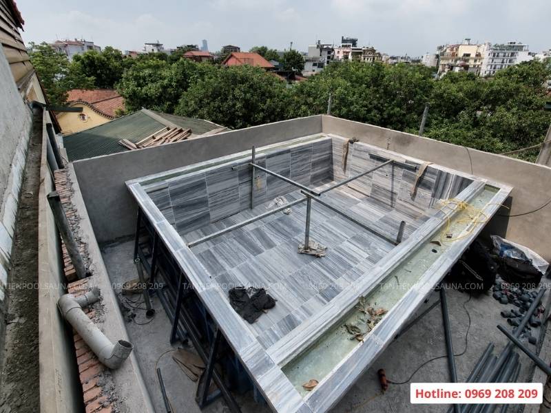 Bể bơi bê tông và bể bơi composite nên chọn loại nào? Bể sục composite đúc sẵn, ốp đá tự nhiên