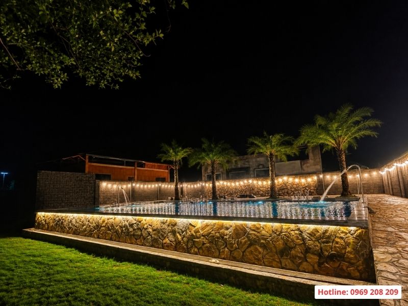 Bàn giao bể bơi kinh doanh homestay 200m2 tại Lương Sơn Hoà Bình Toàn cảnh không gian lung linh của bể bơi vào buổi tối