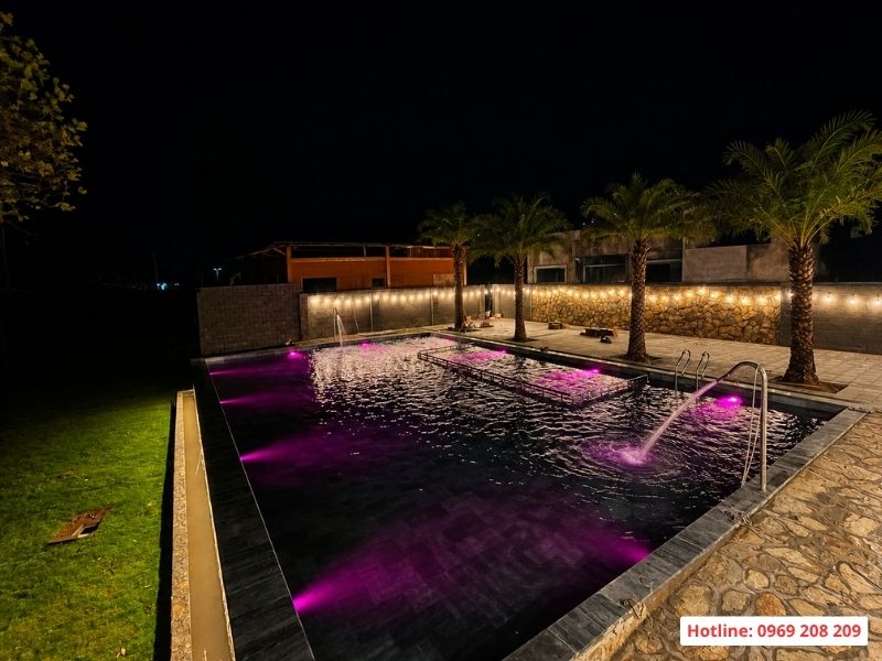 Bàn giao bể bơi kinh doanh homestay 200m2 tại Lương Sơn Hoà Bình Hệ thống ánh sáng đổi màu bố trí hợp lý với 12 đèn