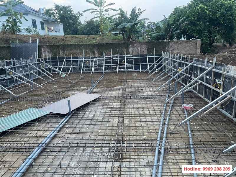 Bàn giao bể bơi kinh doanh homestay 200m2 tại Lương Sơn Hoà Bình Ghép cốp pha chuẩn bị đổ bê tông bể bơi