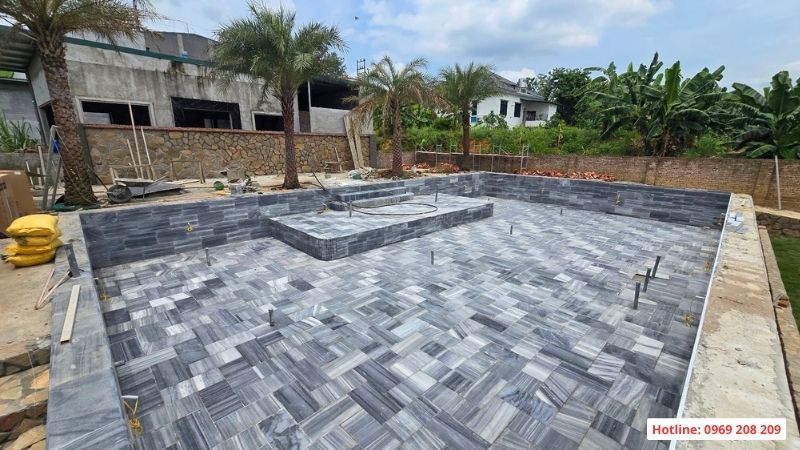Bàn giao bể bơi kinh doanh homestay 200m2 tại Lương Sơn Hoà Bình Bể bơi được chống thấm và ốp đá tự nhiên