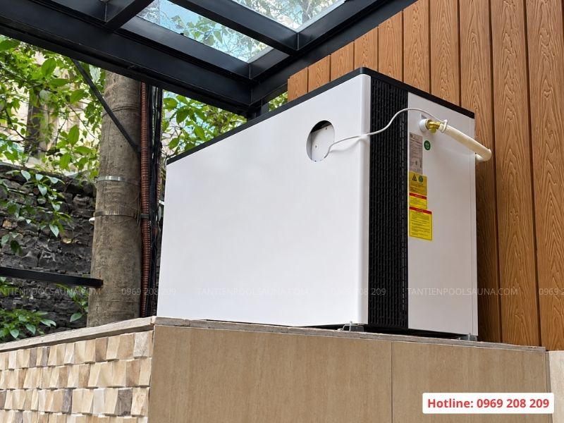 Máy heatpump được đặt bên ngoài phòng máy chung