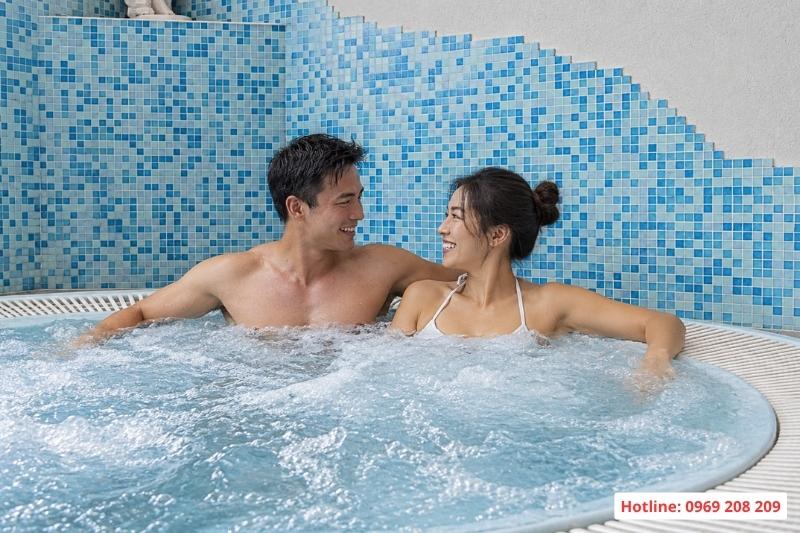 Thư giãn chuyên sâu với bể sục trong nhà