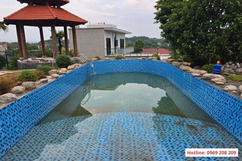 Cải tạo hồ cá Koi thành bể bơi: Những vấn đề kỹ thuật cần lưu ý Bể bơi hoàn thiện ốp gạch men mosaic