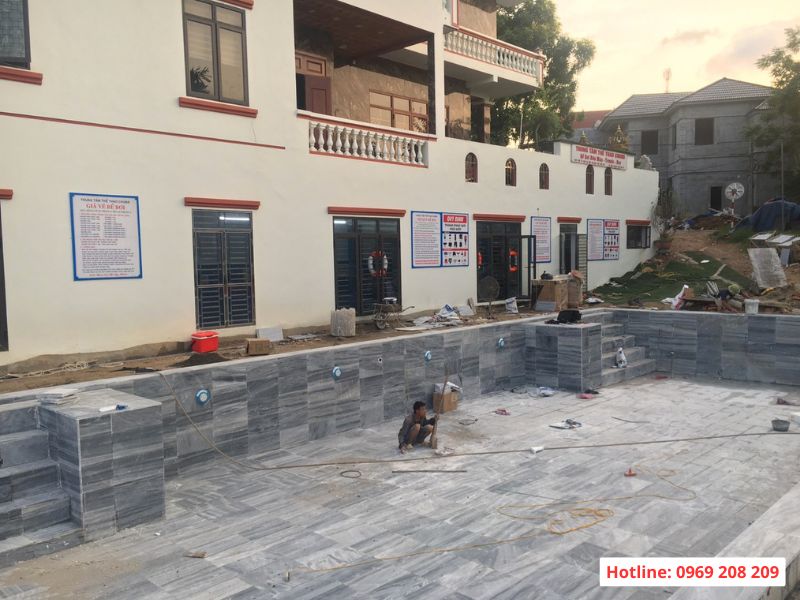 Kỹ thuật đang thi công bể bơi kinh doanh tại Phú Thọ