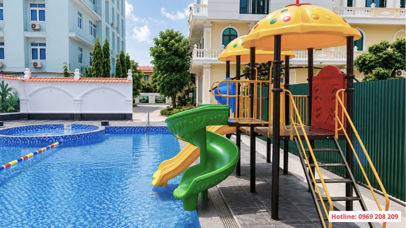 Bể bơi đầu tư thêm đồ chơi công viên nước