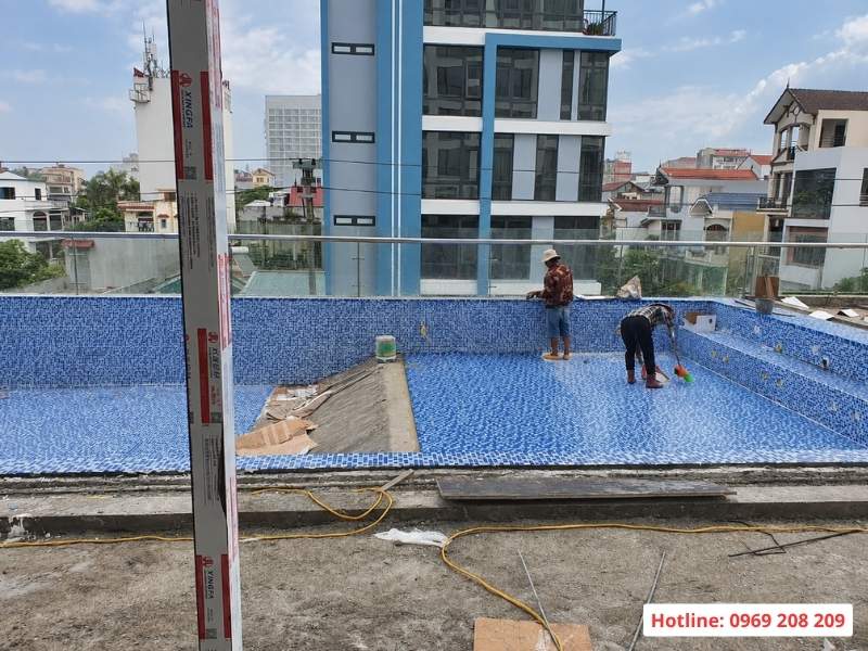 Ốp lát bể bơi khách sạn tại Quảng Ninh