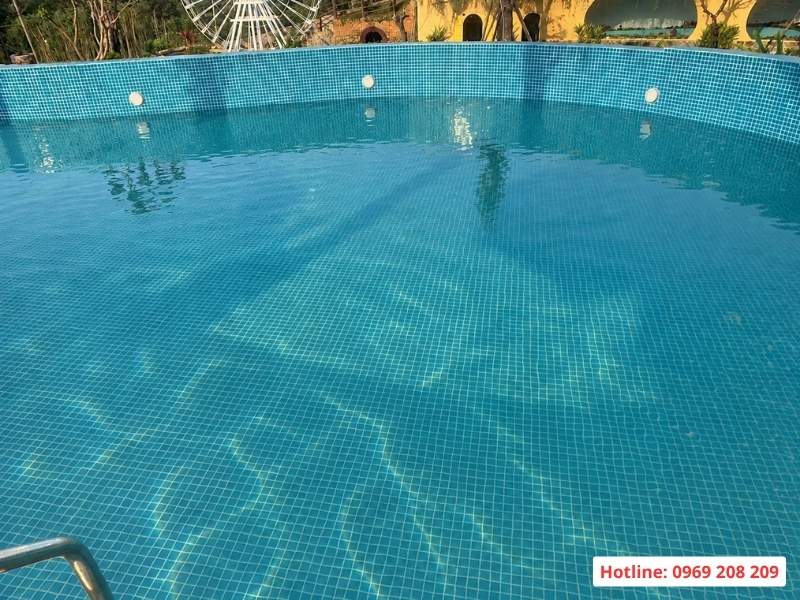 Bể bơi được ốp gạch gốm mosaic