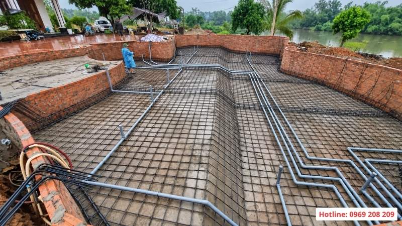 Đặt đường ống chờ cho bể bơi