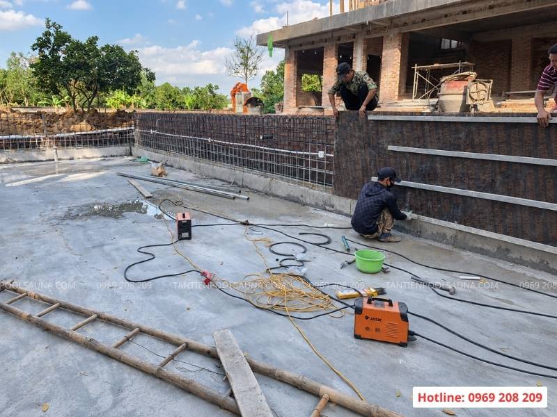 Ghép cốp pha đổ bê tông thành bể bơi