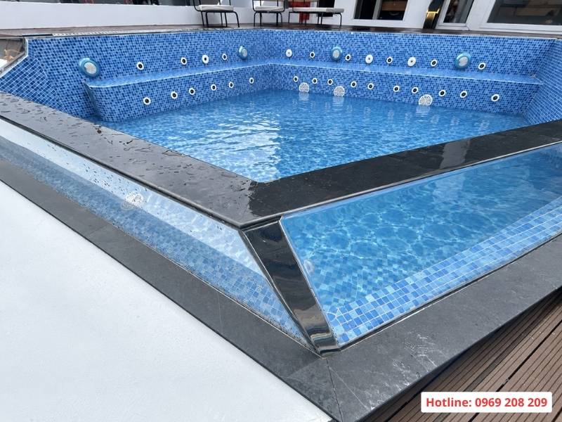 Cận cảnh vách acrylic hồ bơi