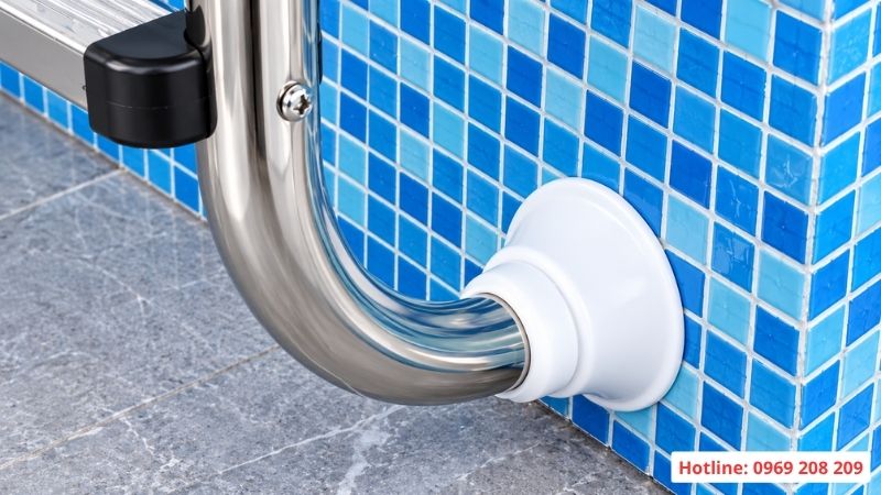 Thang bể bơi 4 bậc SF415 Lắp 2 đế cao su vào 2 chân dưới của thang