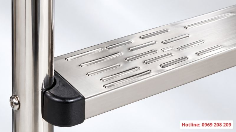 Thang bể bơi 3 bậc SF315 Thiết kế bậc thang có các gân nổi