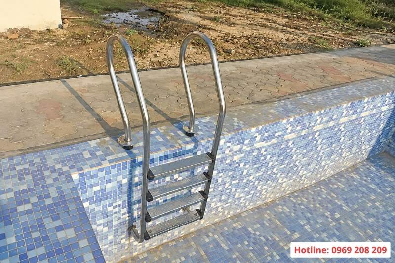 Thang bể bơi 4 bậc SF415 Lắp đặt thang bể bơi