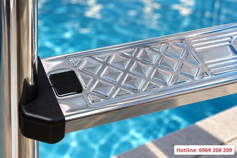 Thang bể bơi 4 bậc SF415 Thiết kế bậc thang inox chống trơn