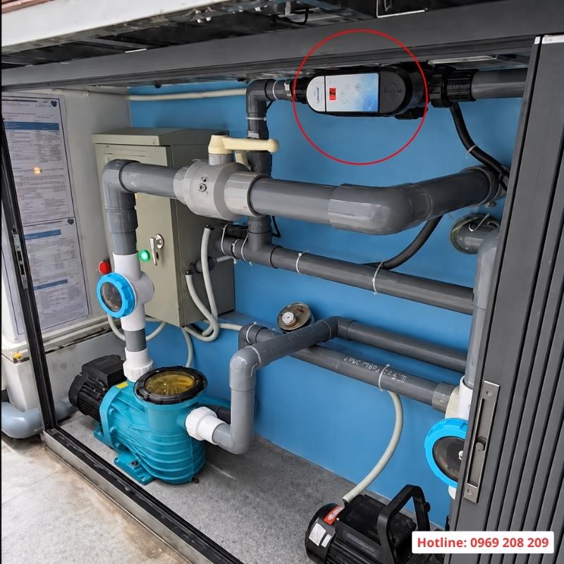 Bộ điện phân muối Laswim EC Plus thi công phòng máy bể bơi gia đình