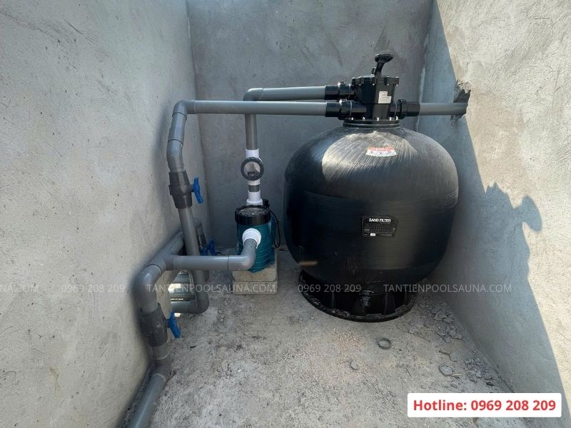 Phòng máy bể bơi với bình lọc cát và bơm AKP