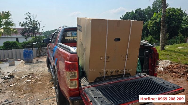 Vận chuyển và giao hàng thiết bị bể bơi