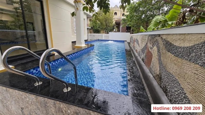 Thang bể bơi 4 bậc tại một đầu bể bơi