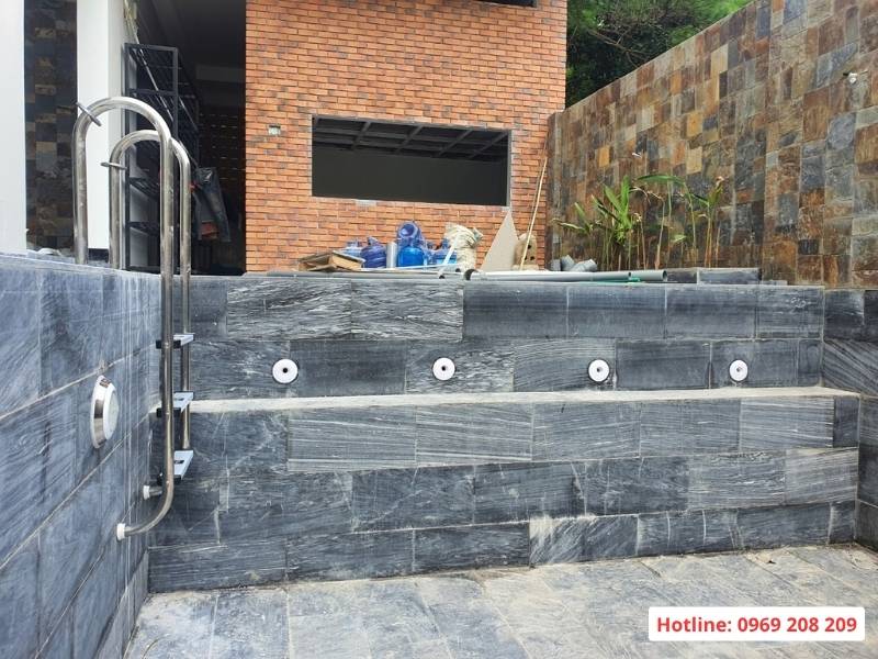 Lắp đặt thang MU vào bể bơi gia đình