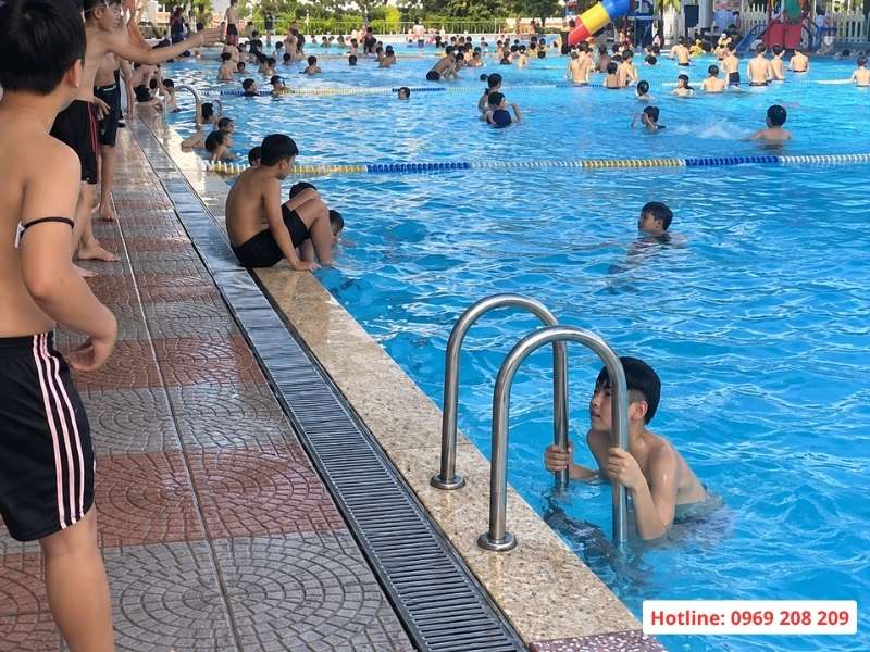 Lắp đặt thang MU cho bể bơi kinh doanh