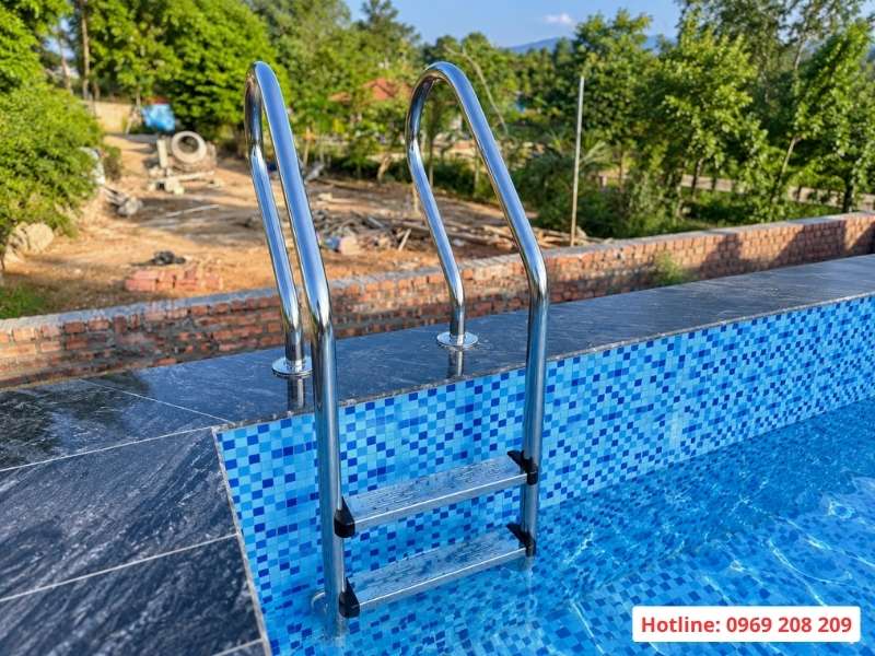 Thang bể bơi 2 bậc SF215 Lắp đặt thang bể bơi