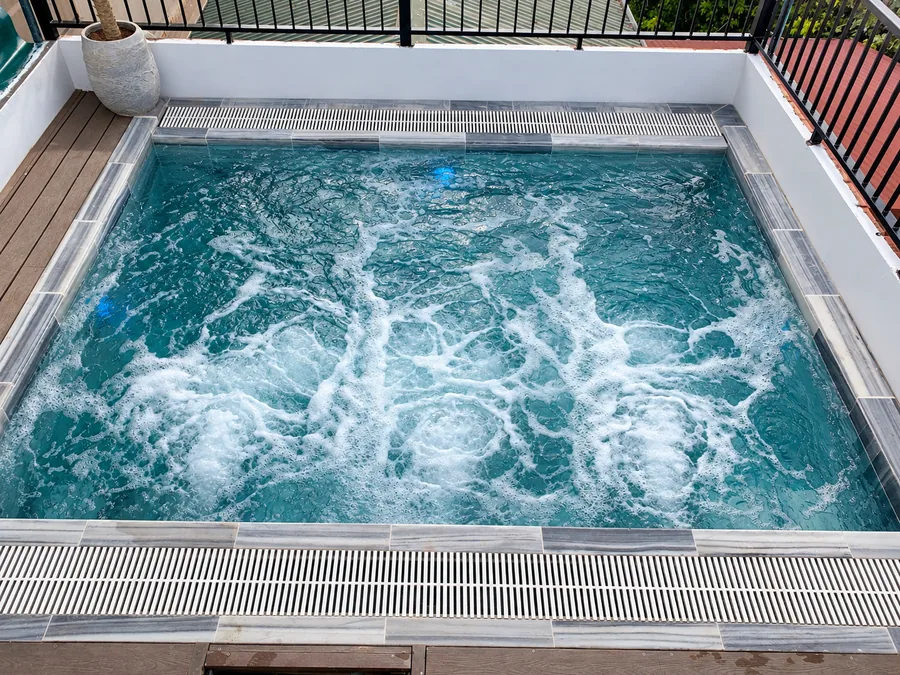 Bể sục composite nhỏ gọn tại Hàng Lược
