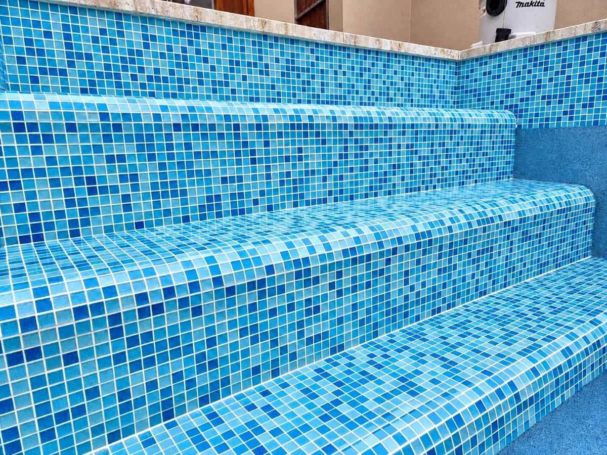 Ốp lát trang trí bể bơi với gạch mosaic